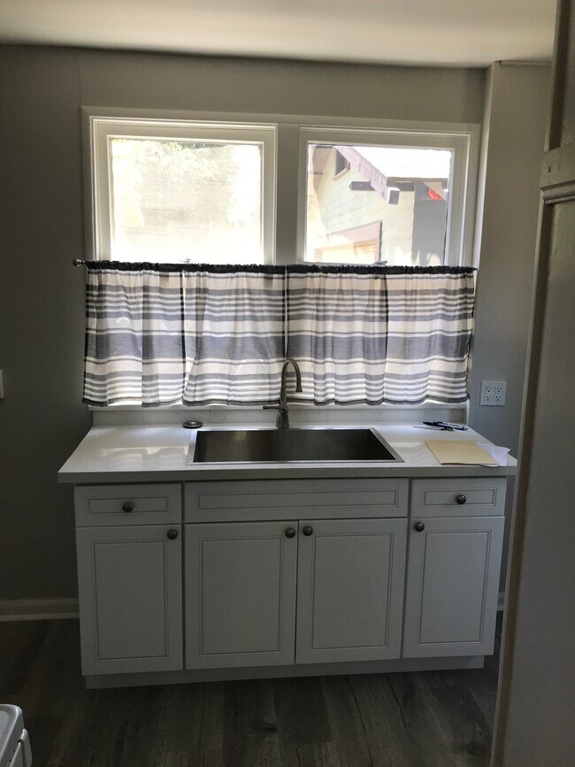 Kitchen - 571 N El Molino Ave