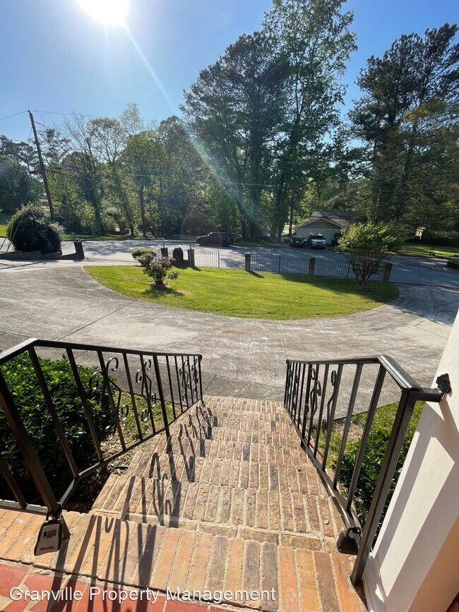 Building Photo - 5 br, 3 bath House - 2480 Thornton Dr