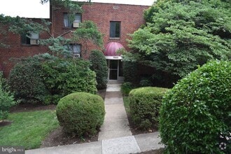 Building Photo - 1565 N Colonial Terrace