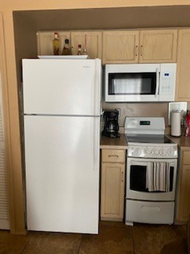 Building Photo - Furnished 2 bedroom 2 bath Loft Style Open...
