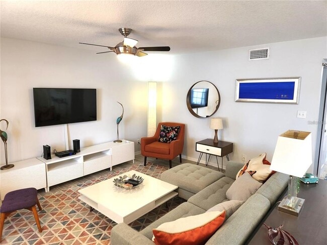 Building Photo - 205 Pompano Dr SE