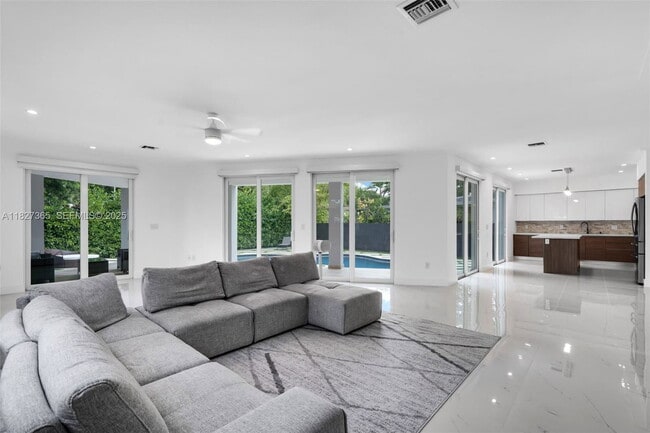 Building Photo - 2510 SW 2nd Ave