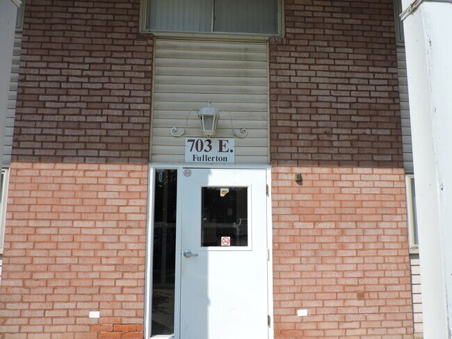 Building Photo - 703 E Fullerton Ave