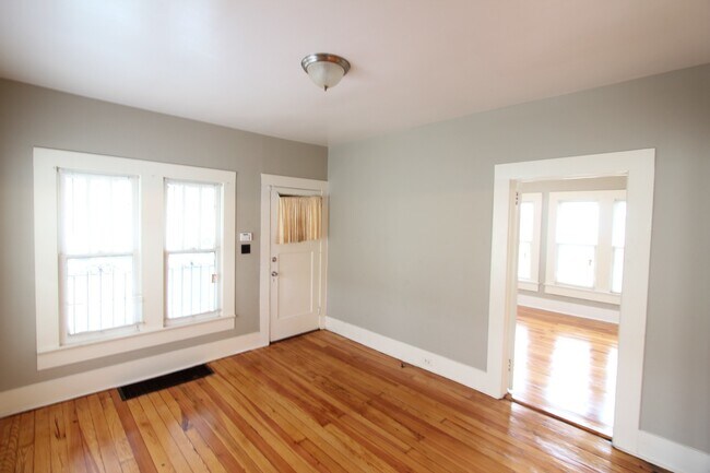 Building Photo - Bush Hills Beauty - 3 Bedroom 2 Bath