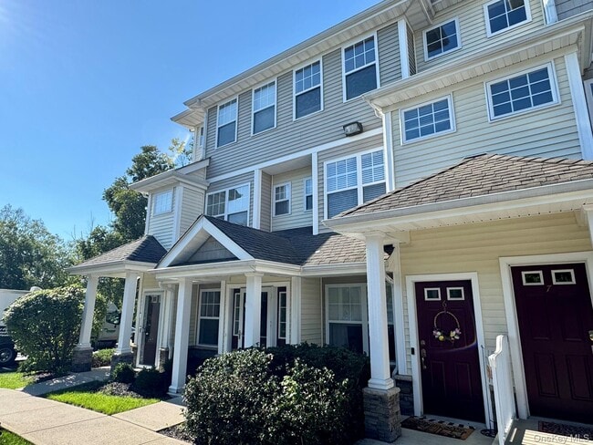Building Photo - 25 Fairways Dr