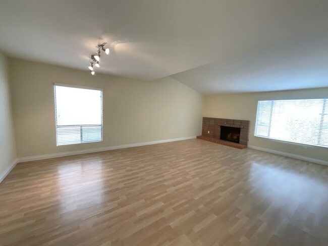 Building Photo - Island Village: Gated 3 Bed 2.5 Bath Attac...