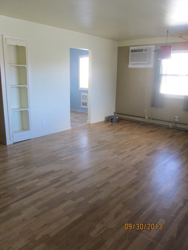 Building Photo - 2 bedroom home with great back yard!