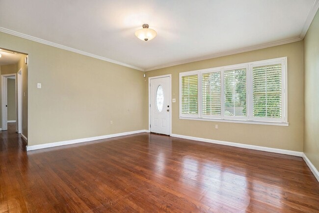 Building Photo - 3 bdrm, 2 bath in Dearborn Park