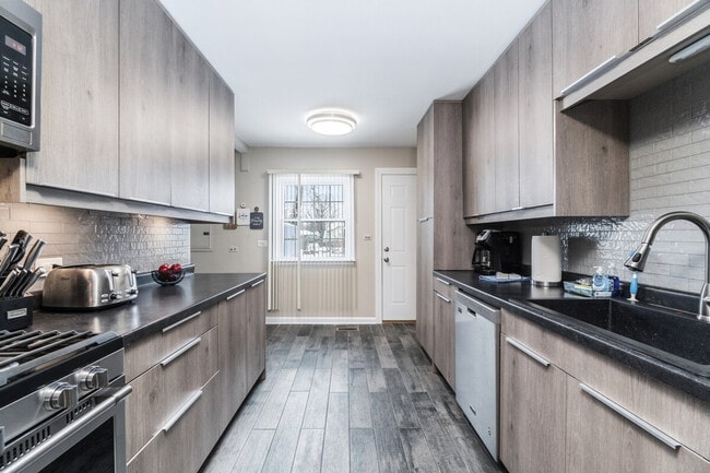 Building Photo - 920 Apple St