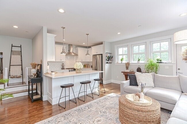 Building Photo - 52 River St