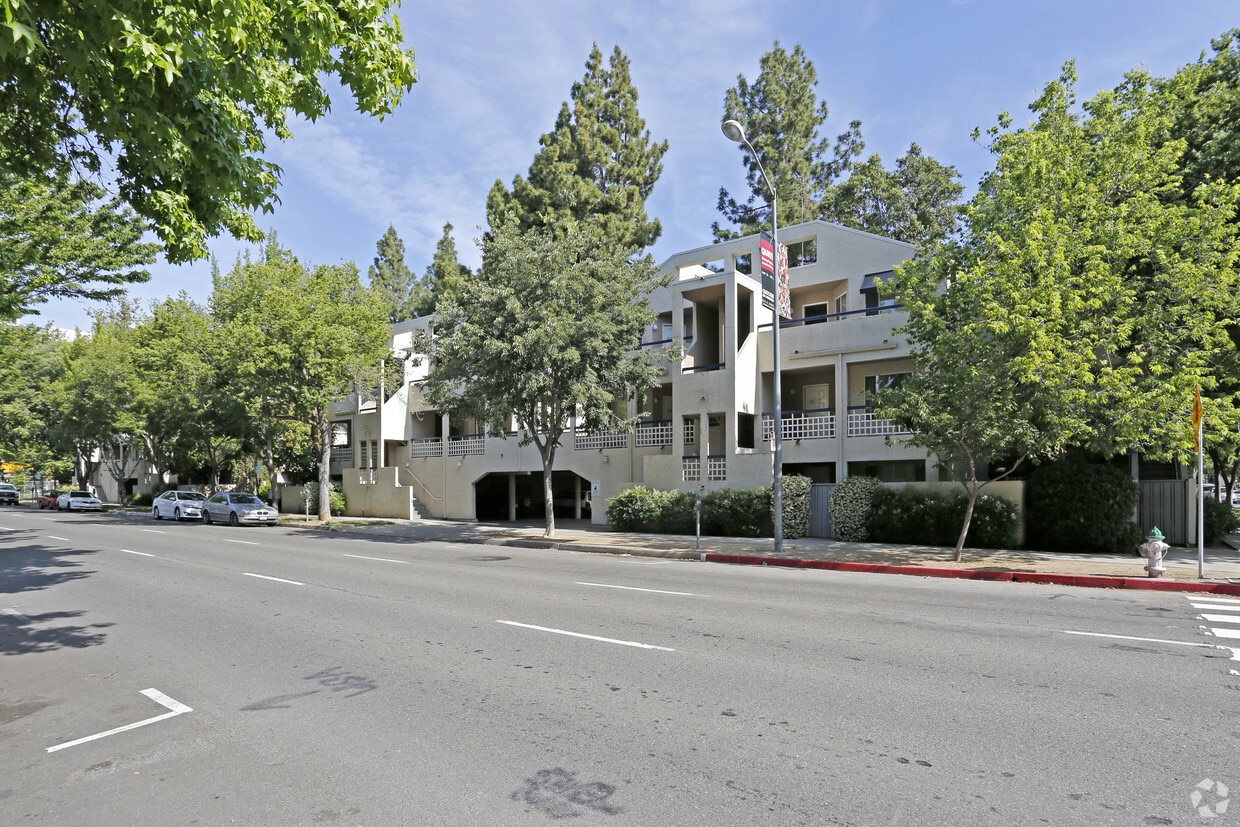 Somerset Parkside Apartments in Sacramento, CA