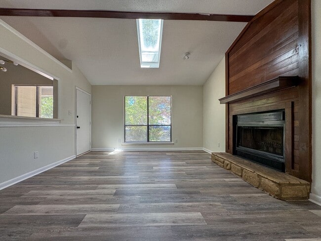 Building Photo - Beautifully Updated 3 Bed 2 Bath Home