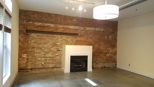 Building Photo - Castleberry Hill Loft! Vacant! Move in Ready!