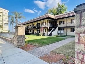 Building Photo - 7 Oak St