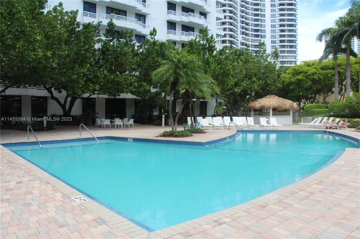 Foto del edificio - 3300 NE 192nd St