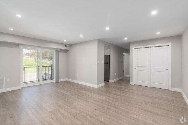 1BR, 1BA - 910SF - Living Room - Helfrich Springs