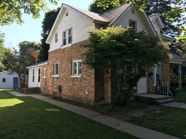 Building Photo - 319 S Stewart Ave