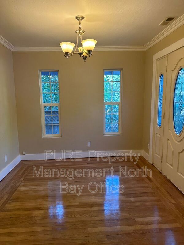 Foto del edificio - 570 N School St