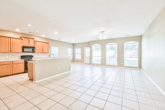Open Kitchen to living area - 12915 Oakwood Manor Dr