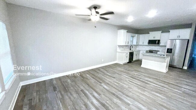 Building Photo - Lovely 3-Bedroom Home in a Peaceful Neighb...