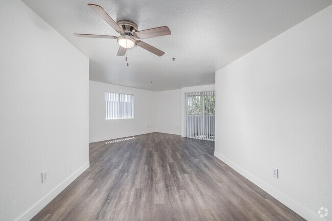 4BR, 2BA - 1,300SF - Living Room - Wyandotte