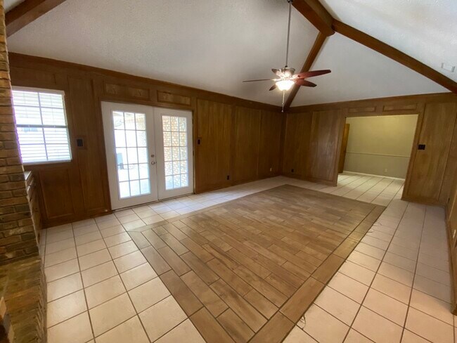 Building Photo - 3 bed 2 bath duplex unit with 2 car garage!