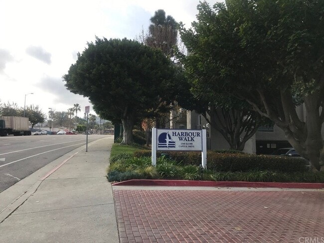 Building Photo - REDUCED RENT, Beautiful Upper Unit with Bo...