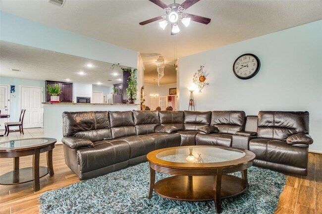 Foto del edificio - 2418 Grey Kirby Dr