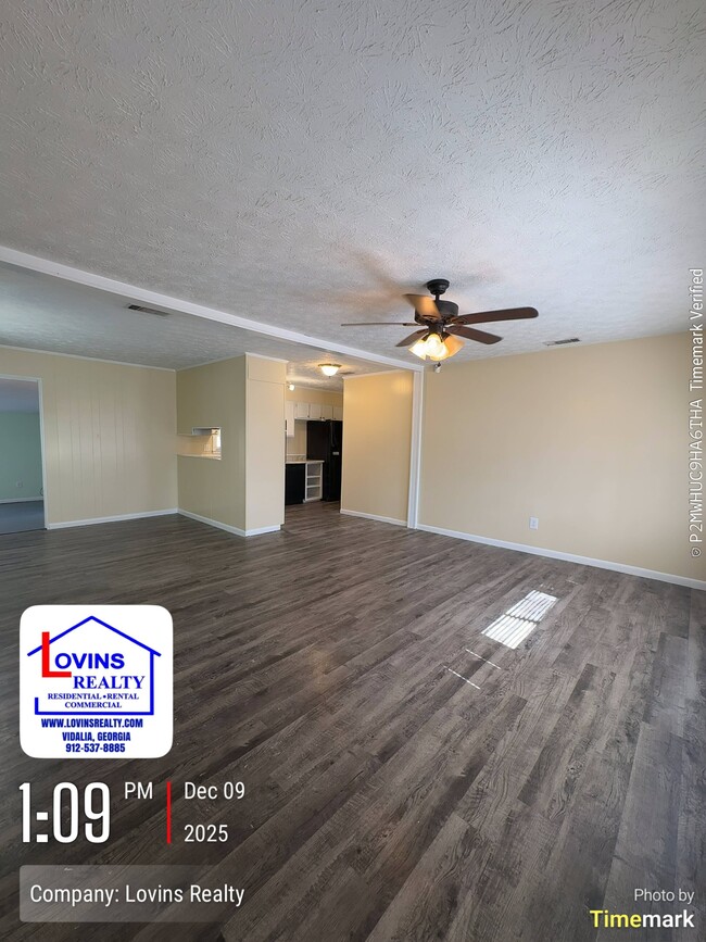 Foto del edificio - 2106 N Maple Dr