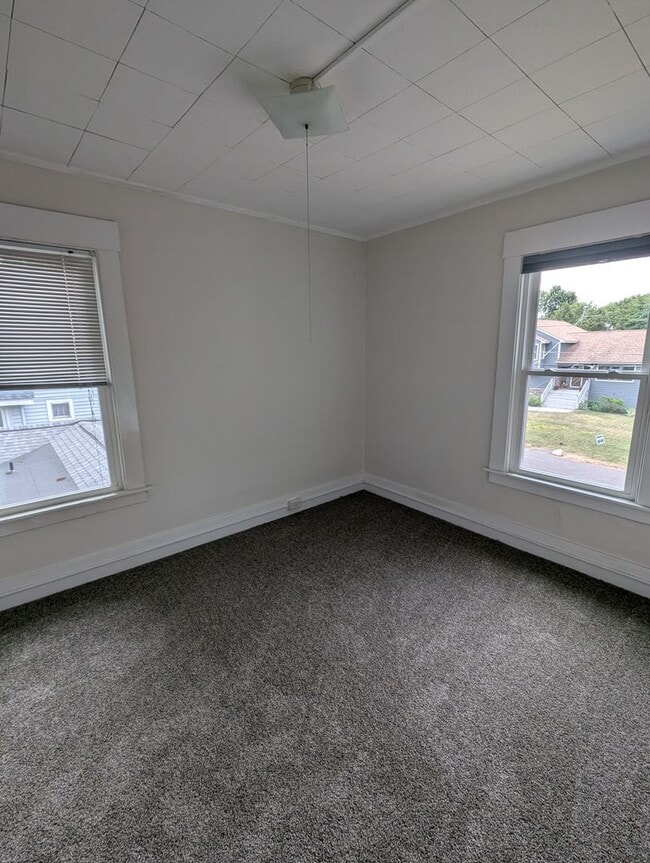 Building Photo - East Syracuse 2 BR close to shopping and h...