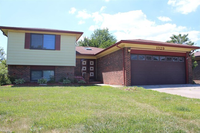 Building Photo - 1329 Shaker Dr