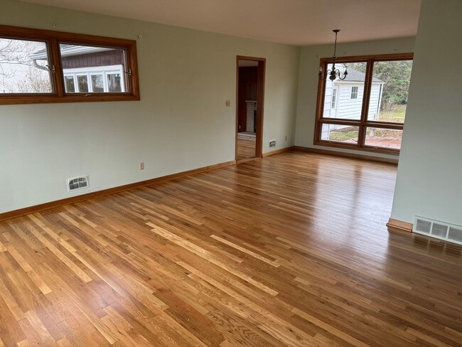 Building Photo - 3 Bedroom Ranch Home in Upper Arlington School District