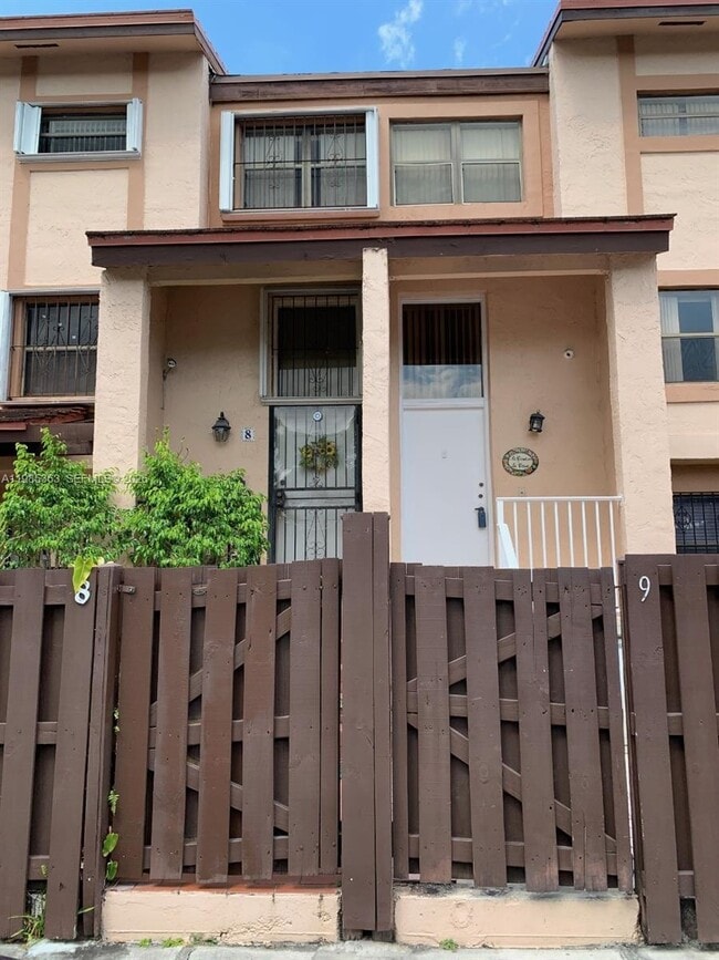 Building Photo - 425 W Park Dr