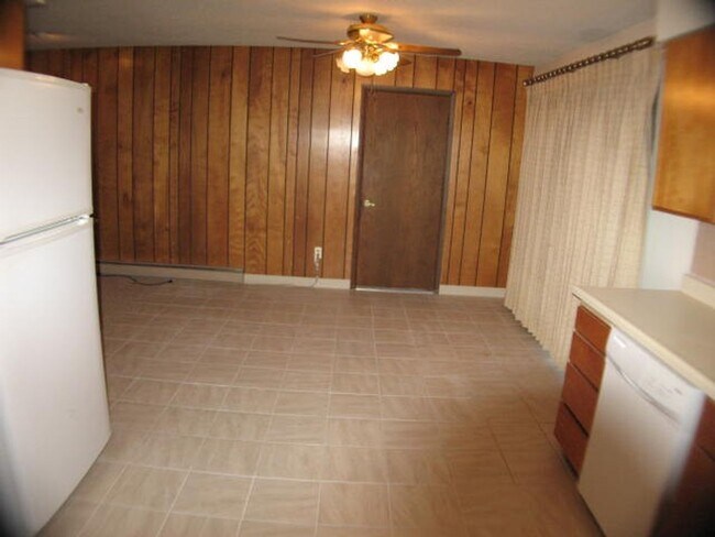 Building Photo - ALL PROSPECTIVE TENANTS MUST SUBMIT A $58 NON-REFUNDABLE APPLICATION FEE PER APPLICANT ONLINE AND...