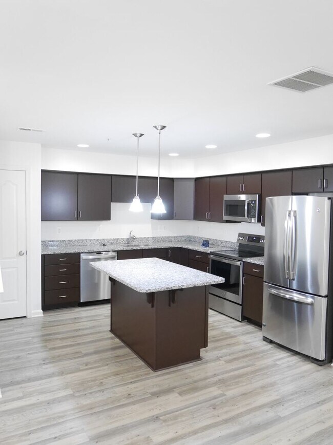 Building Photo - MOVE- IN READY! End-Unit Townhouse: Elders...