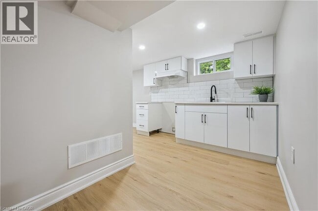 Building Photo - 56 Dover St