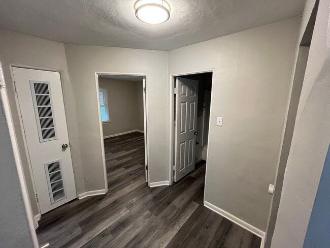 Building Photo - Spacious Three Bedroom One Bath Home Comin...