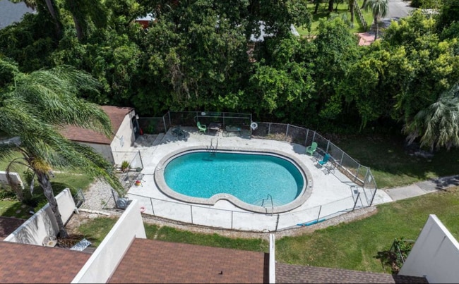 Building Photo - 168 SW Crescent St