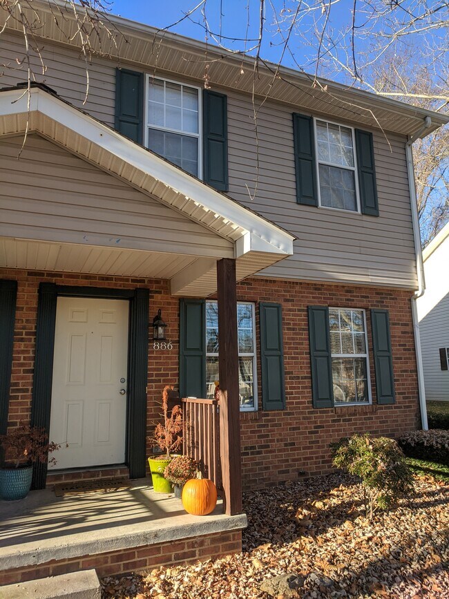 Frente exterior - 886 Patrick Henry Dr