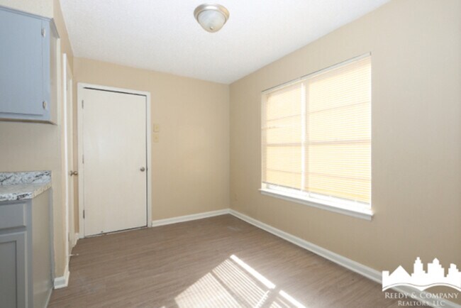 Building Photo - 3682 Royal Wood Dr