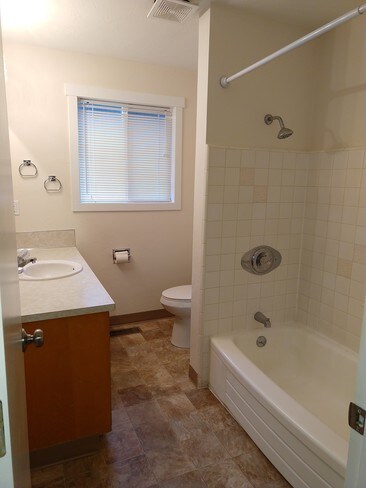 Building Photo - 694 Arleta Pl NE
