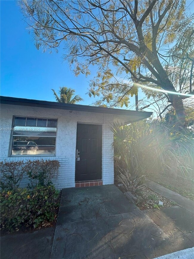 Building Photo - 1045 N Andrews Ave