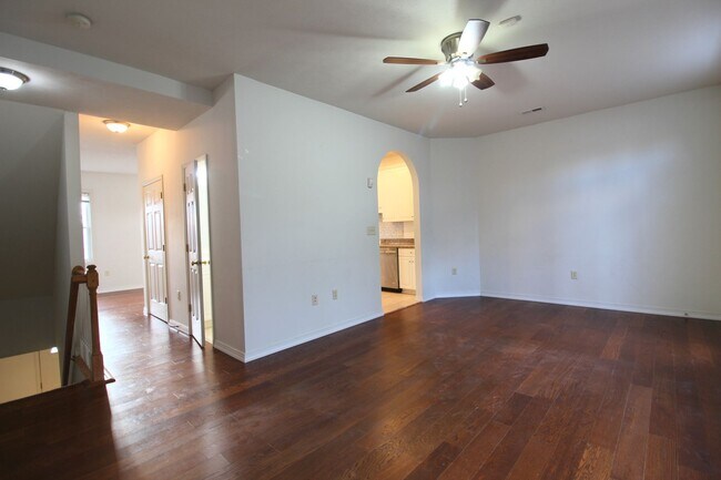 Foto del edificio - 3-Bedroom Townhome with Bonus Room, Large Deck and Garage!