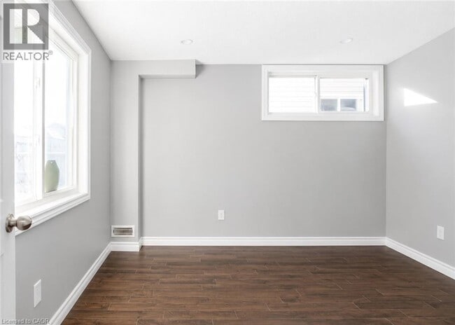 Building Photo - 304 Lemon Grass Crescent