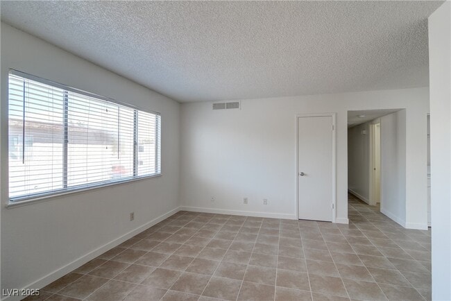 Building Photo - 566 Roxella Ln