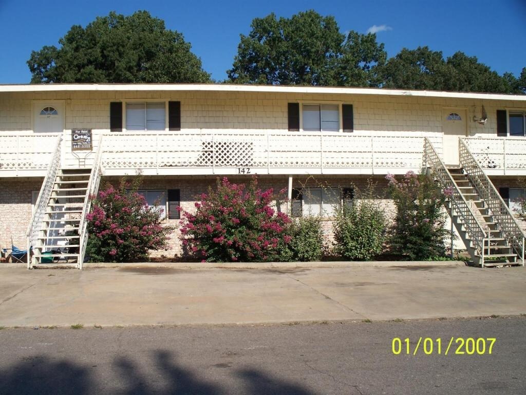 Primary Photo - 142 Fields St