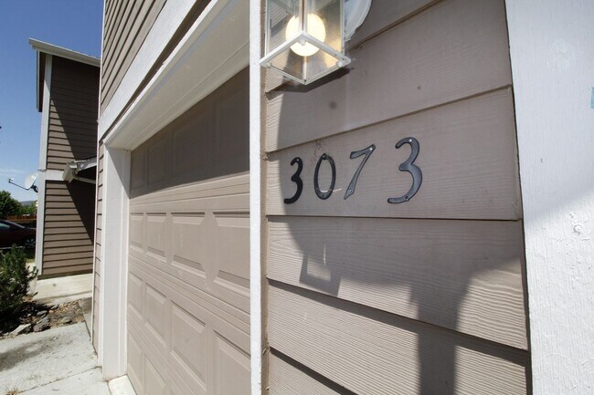 Foto del edificio - Charming 3-Bedroom townhouse with Garage &...