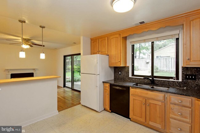 Building Photo - 6803 Vantage Dr