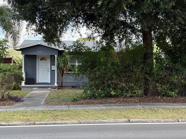 Foto del edificio - Beautifully Appointed 3/2 w Garage For Ren...