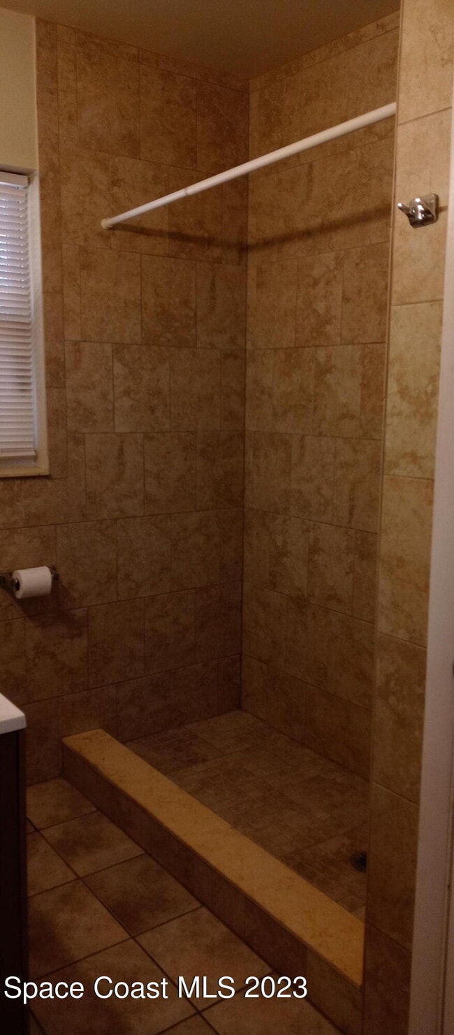 Foto del edificio - 250 Le Jeune Dr